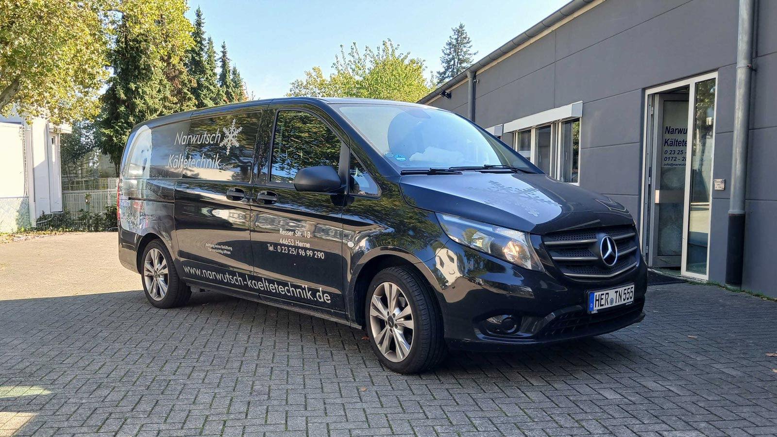 Fahrzeug der Narwutsch Kältetechnik GmbH vor dem Firmengebäude